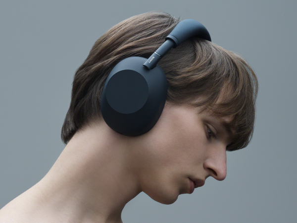 A closer look at the headband and wearing position. Image: Sony.